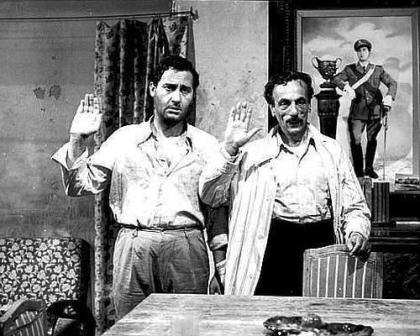 Alberto Sordi e Eduardo De Filippo in un fotogramma del film "Tutti a casa" (regia di Luigi Comencini, 1960)