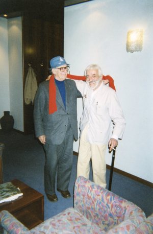 Zanzotto e Pizzinato (fotografia di Angelo Goldmann; inaugurazione della mostra di Pizzinato a Conegliano Dopo il Realismo. Pitture 1963-1994, Palazzo Sarcinelli, 23 maggio - 11 luglio 1999)