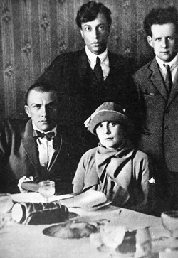 Vladimir Majakovskij, Lili Brik e, dietro di loro, in piedi, Boris Pasternak e Sergej Eizenstein