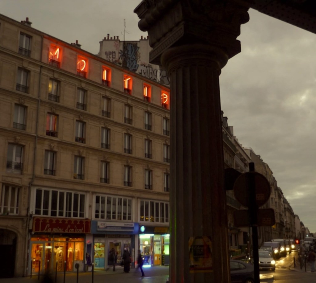 Se solo certi ideali avessero la longevità della plastica – Il detective sonnambulo di Vanni&nbsp;Santoni